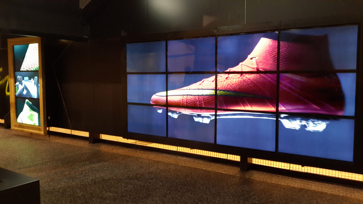 Videowall con bordes instalado en stand Videowall con bordes instalado en stand